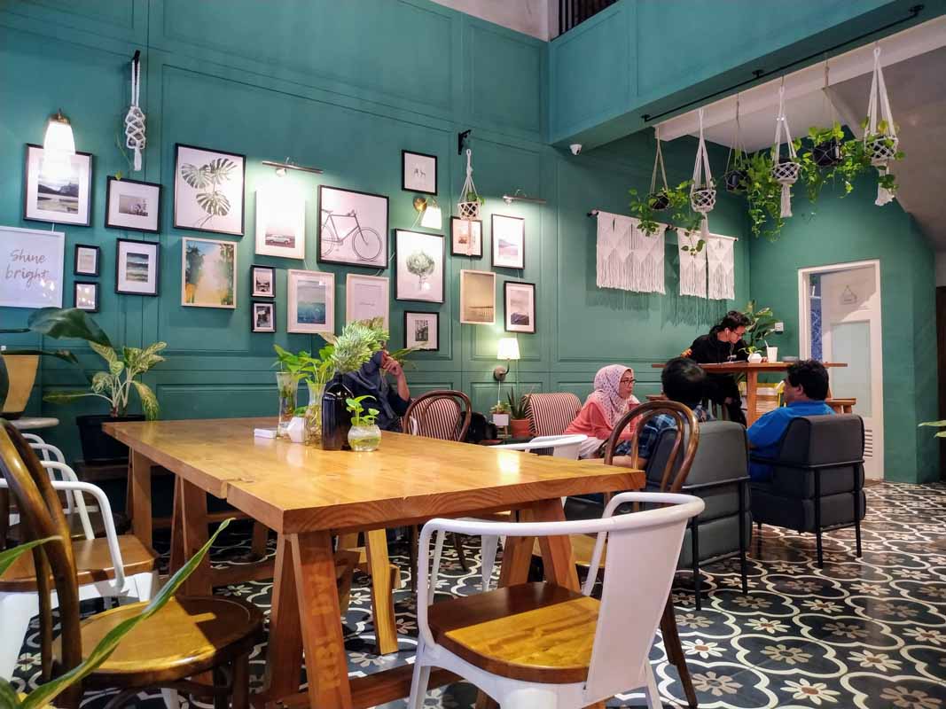 Ruangan indoor Timoer Kopi terasa hijau, sejuk, dan asri © MLDSPOT.com/Dewi Ratna
